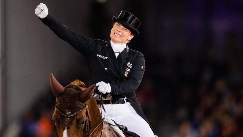 Isabell Werth feiert ihren EM-Titel mit Pferd Bella Rose. Isabell Werth feiert ihren EM-Titel mit Pferd Bella Rose.