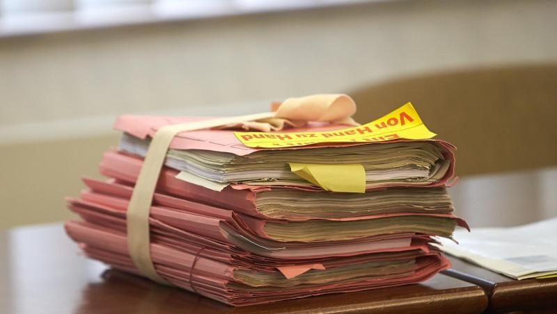Ein Familienvater muss sich vor dem Koblenzer Landgericht wegen des mutmaßlichen Totschlags seiner Ex-Frau verantworten. Ein Familienvater muss sich vor dem Koblenzer Landgericht wegen des mutmaßlichen Totschlags seiner Ex-Frau verantworten.