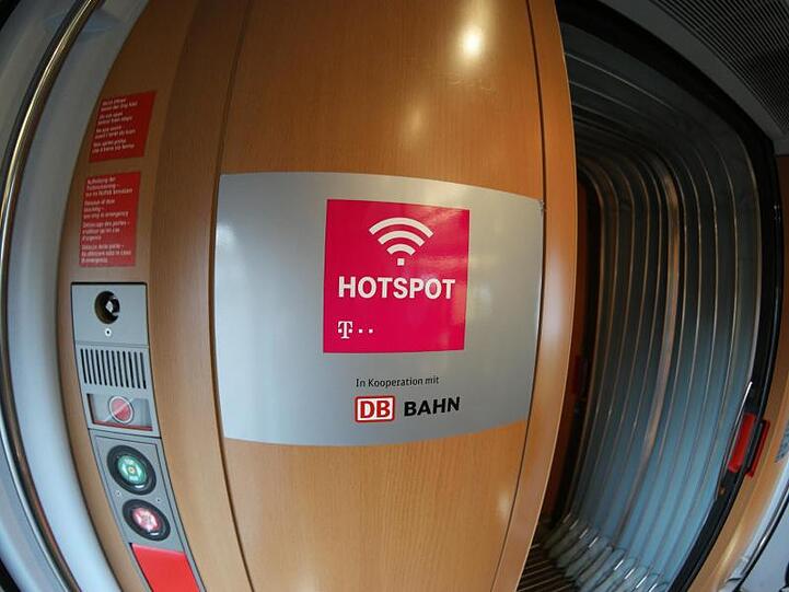 Hotspot-Zeichen in einem ICE. Einem Bericht zufolge soll es kostenloses WLAN auch in allen IC-Zügen ab Ende 2021 geben.