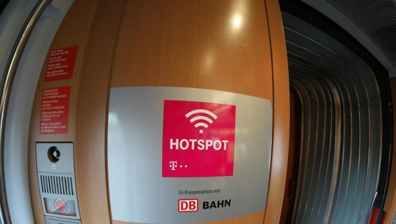 Hotspot-Zeichen in einem ICE. Einem Bericht zufolge soll es kostenloses WLAN auch in allen IC-Zügen ab Ende 2021 geben.