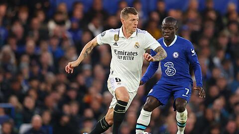 Real Madrids Toni Kroos (l) zeigte gegen den FC Chelsea eine starke Leistung.