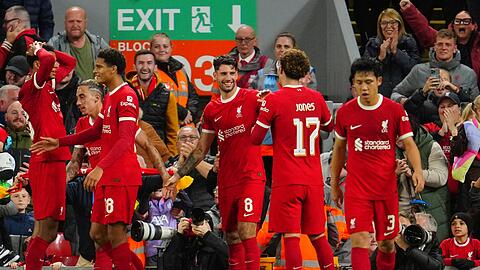 Dominik Szoboszlai (M) und der FC Liverpool zogen in die nächste Runde des Ligapokals ein.