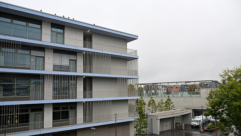 Der Gebäudekomplex aus Grundschule, Musikschule, Volkshochschule, Sporthalle (rechts) und Proberäumen an der Aidenbachstraße.