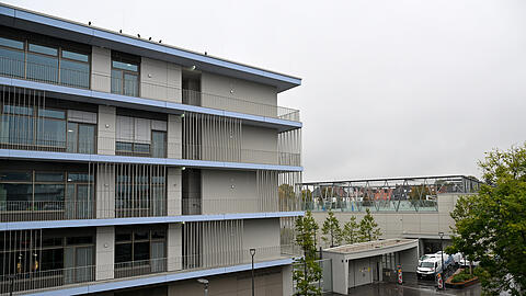 Der Gebäudekomplex aus Grundschule, Musikschule, Volkshochschule, Sporthalle (rechts) und Proberäumen an der Aidenbachstraße.