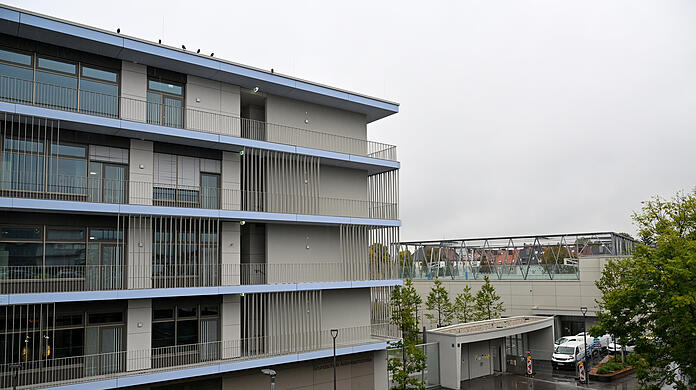 Der Gebäudekomplex aus Grundschule, Musikschule, Volkshochschule, Sporthalle (rechts) und Proberäumen an der Aidenbachstraße.