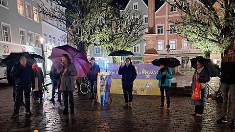 Mahnwache in Weilheim. Montags treffen sich Gegner der AfD auf dem Marienplatz, später kommt die Gruppe „Wir in Weilheim“ zusammen, um Ideen gegen die Partei zu sammeln. Die „stille Mehrheit“ soll nicht mehr still sein, ist die Hoffnung.