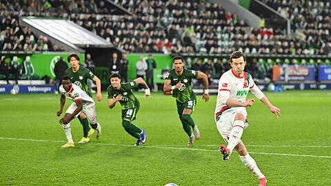 Die Wende zugunsten des FC Augsburg: Michael Gregoritsch verwandelt einen Handelfmeter Die Wende zugunsten des FC Augsburg: Michael Gregoritsch verwandelt einen Handelfmeter