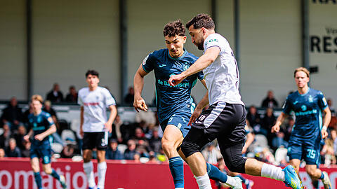 Sean Dulic im Duell mit Berkan Taz .