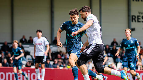 Sean Dulic im Duell mit Berkan Taz .