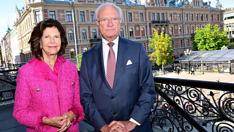 Königin Silvia und König Carl Gustaf sind seit dem 19. Juni 1976 verheiratet. Ihre Goldene Hochzeit feiern sie mit Familie, Freunden und dem Volk bereits am 13. Juni. Königin Silvia und König Carl Gustaf sind seit dem 19. Juni 1976 verheiratet. Ihre Goldene Hochzeit feiern sie mit Familie, Freunden und dem Volk bereits am 13. Juni.