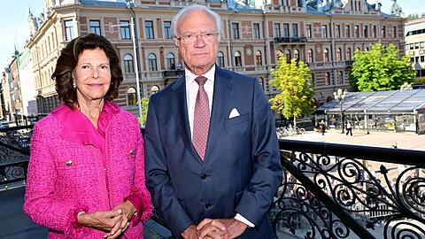 K&ouml;nigin Silvia und K&ouml;nig Carl Gustaf sind seit dem 19. Juni 1976 verheiratet. Ihre Goldene Hochzeit feiern sie mit Familie, Freunden und dem Volk bereits am 13. Juni.