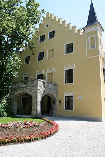 Dornröschen zu neuem Leben erweckt - Bausünden beseitigt: Freihamer Allee 31 (Freiham): Das alte Herrenhaus von Gut Freiham wurde 1865 zu einem neugotischen Schlösschen umgebaut
&ndash; und danach vielfach verhunzt. Die neuen Eigentümer haben die alten Bausünden beseitigt. Die Jury meint: Es sei ein Glücksfall, &bdquo;dass das lange vernachlässigte Schloss von den Eigentümern in Zusammenarbeit mit dem Denkmalamt den alten Zustand wieder rehabilitiert und zum Leben erweckt&ldquo; wurde. Die originalgetreuen Änderungen und der Farbanstrich gäben ihm den Schlosscharakter zurück.