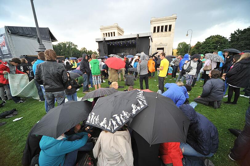 Mit Regenschirmen rüsteten sich die Guetta-Fans gegen das schlechte Wetter.