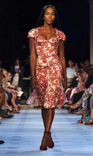 Supermodel Naomi Campbell läuft für Zac Posens Frühjahrskollektion über den Laufsteg.