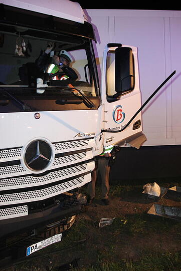 In der Nacht von Dienstag auf Mittwoch ereignete sich ein schlimmer Verkehrsunfall. Die B15 bei Rosenheim war vier Stunden gesperrt.