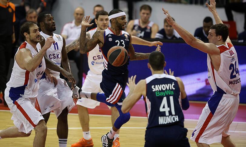 Umzingelt von Moskauer Spielern: Malcolm Delaney.