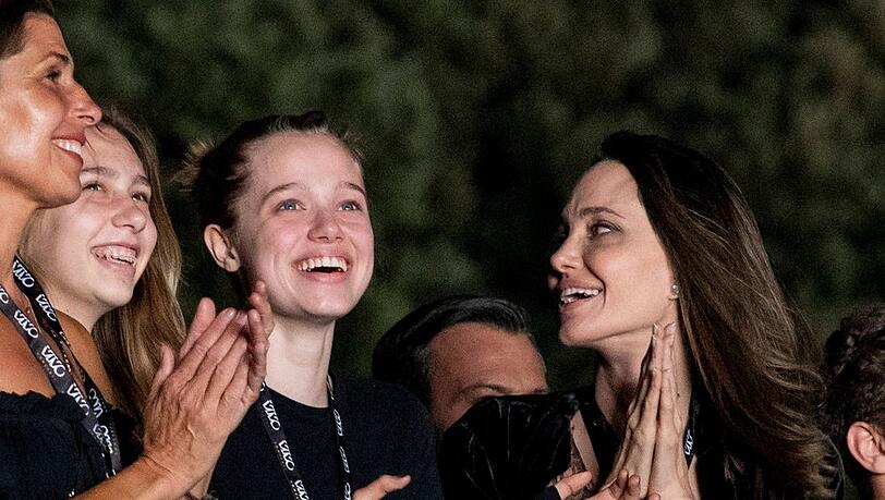 Angelina Jolie (r.) mit ihrer Tochter Shiloh Jolie-Pitt beim Måneskin-Konzert in Rom.