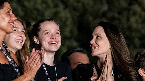Angelina Jolie (r.) mit ihrer Tochter Shiloh Jolie-Pitt beim Måneskin-Konzert in Rom.