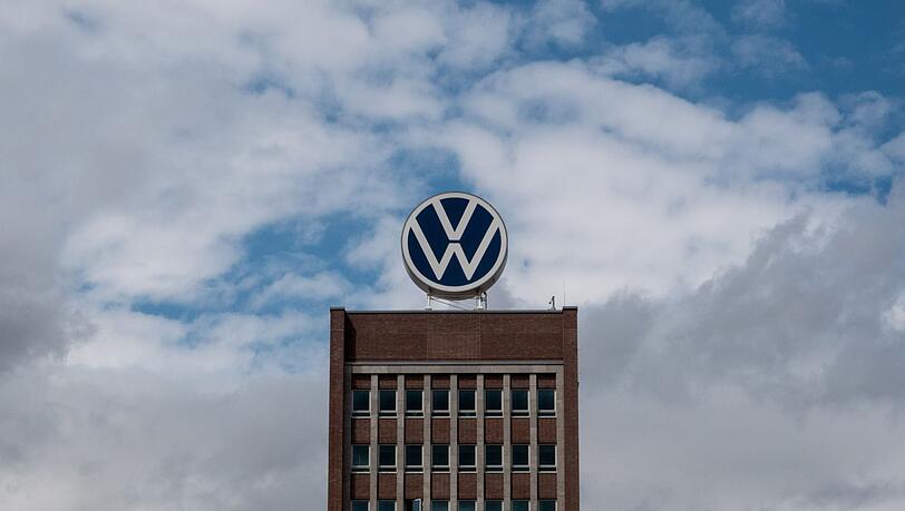 Wolken ziehen über das Markenhochhaus von Volkswagen auf dem Konzerngelände in Wolfsburg. VW hat Quartalszahlen vorgelegt.