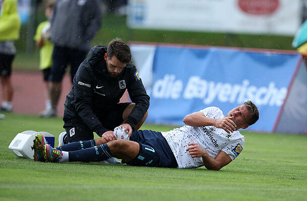 Löwen-Rückkehrer Florian Niederlechner stürzte im Testspiel gegen Slovan Liberec schmerzhaft aufs Knie und musste später ausgewechselt werden. Löwen-Rückkehrer Florian Niederlechner stürzte im Testspiel gegen Slovan Liberec schmerzhaft aufs Knie und musste später ausgewechselt werden.