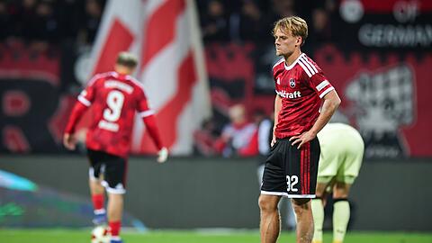 Nach dem Abpfiff war die Entt&auml;uschung gro&szlig; bei N&uuml;rnbergs Tim Janisch.