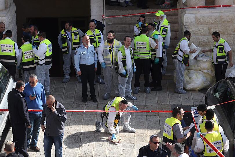 Schrecklicher Anschlag auf eine Synagoge in Jerusalem: Vier Betende sind mit Äxten und Messern getötet worden. Die Bilder...