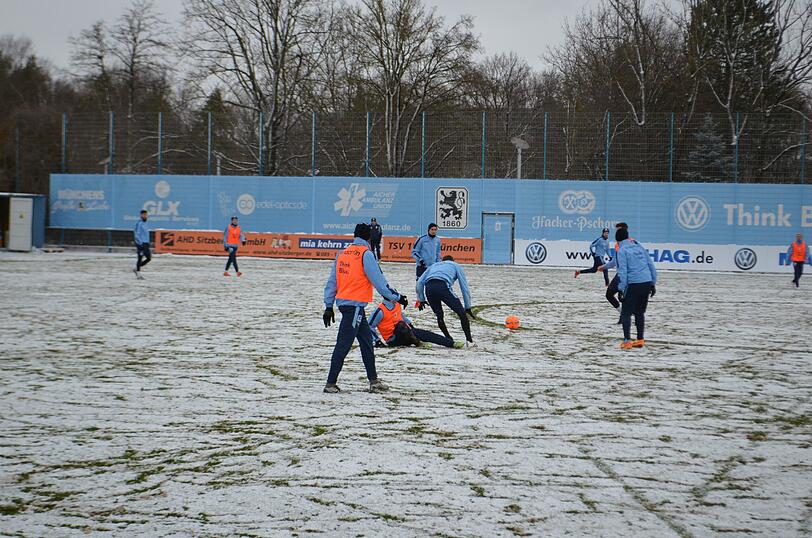 Die Löwen im Schnee: Der TSV 1860 musste am Freitag vor Beginn des Trainingslagers auf weißem - und nicht wie gewohnt auf grünem - Untergrund trainieren.