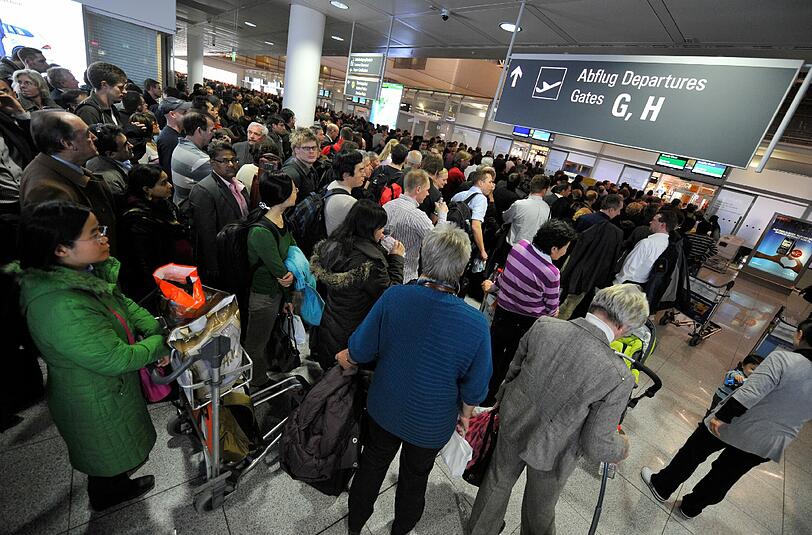 Am Münchner Flughafen kommt es wegen des Warnstreiks der SGM zu langen Warteschlangen. (Archivfoto)