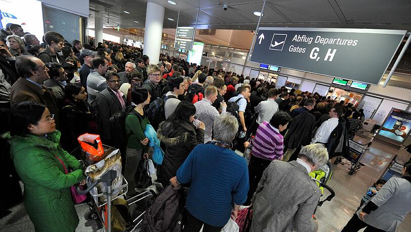 Am Münchner Flughafen kommt es wegen des Warnstreiks der SGM zu langen Warteschlangen. (Archivfoto) Am Münchner Flughafen kommt es wegen des Warnstreiks der SGM zu langen Warteschlangen. (Archivfoto)