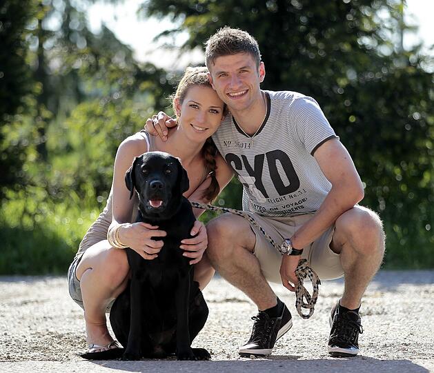 Thomas und Lisa Müller mit ihrer Hündin Micky