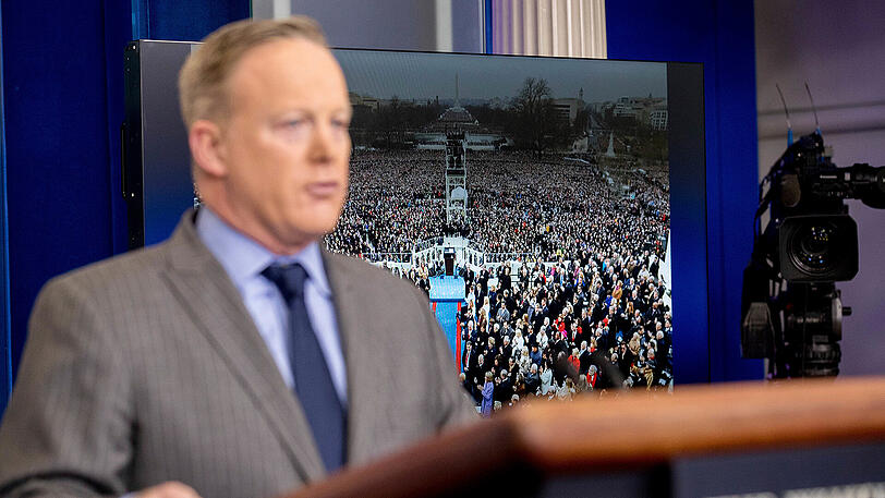 Wie viele Menschen waren denn nun bei Trumps Amtseinfürhung? Sean Spicer hatte auf seiner ersten Pressekonferenz seine ganz eigene Meinung dazu.