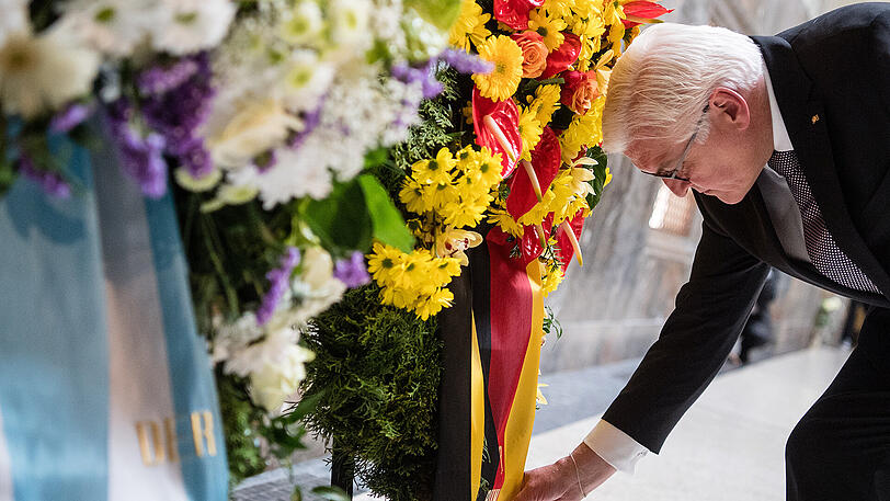 12 Uhr, Lichthof LMU: Frank-Walter Steinmeier legt am Denkmal für die Geschwister Scholl einen Kranz nieder.