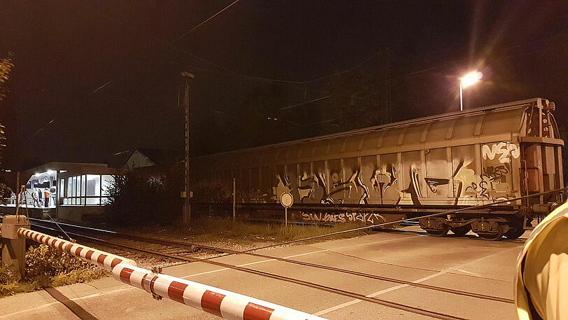 An diesem Bahnübergang in Daglfing hätte es den Amerikaner fast erwischt.