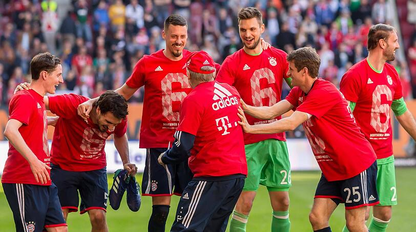 Der FC Bayern gewinnt seine 28. Deutsche Meisterschaft - und die Spieler zeigen sich in Feierlaune.