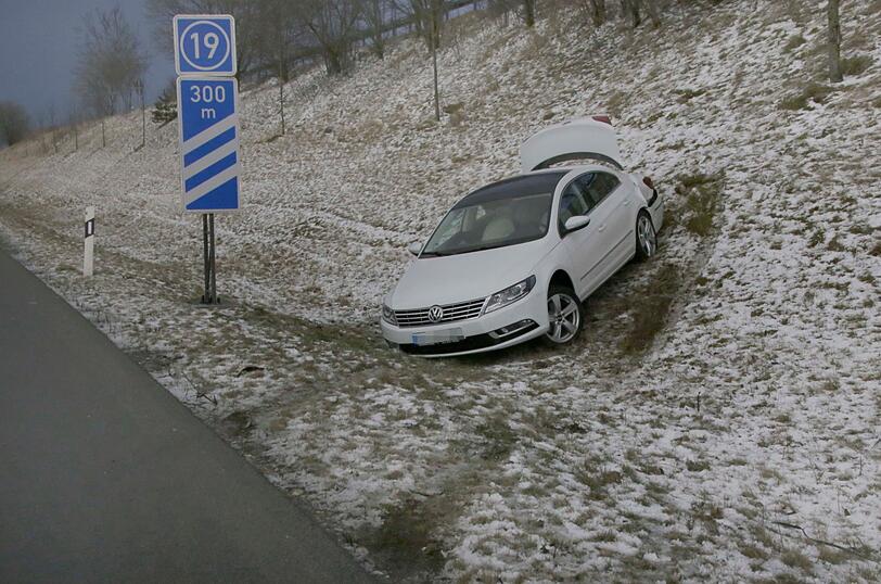 Ein Maserati ist auf der A94 ins Rutschen gekommen und in einen VW geschleudert.