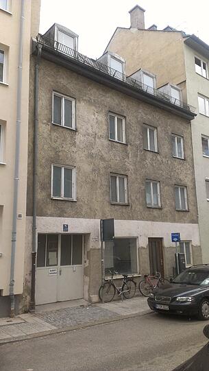 So schaut das Haus von vorne (Linprunstraße) aus: In den gerade mal zwei Etagen wohnt schon länger keiner mehr.