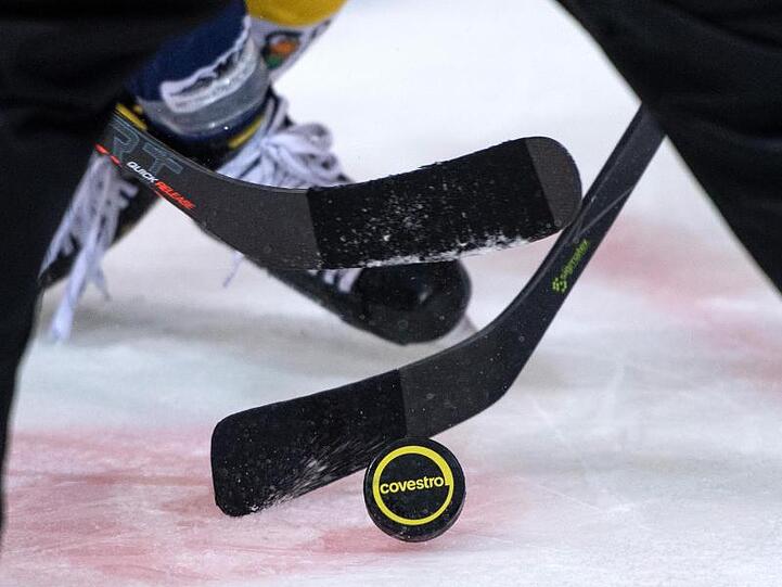 Mehrere Eishockeyspieler kämpfen um den Puck. Foto: Bernd Thissen/dpa/Symbolbild