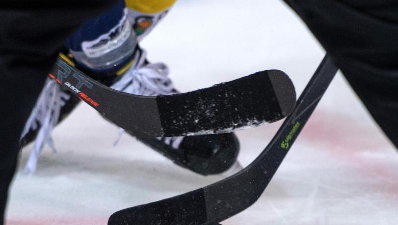 Mehrere Eishockeyspieler kämpfen um den Puck. Foto: Bernd Thissen/dpa/Symbolbild Mehrere Eishockeyspieler kämpfen um den Puck. Foto: Bernd Thissen/dpa/Symbolbild