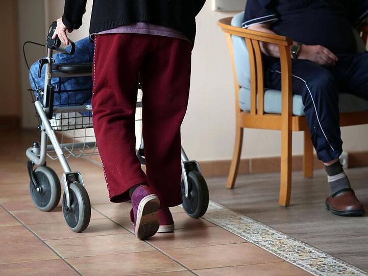 Pflegebedürftige und ihre Angehörigen sollen künftig aussagekräftigere Bewertungen von Pflegeheimen bekommen.