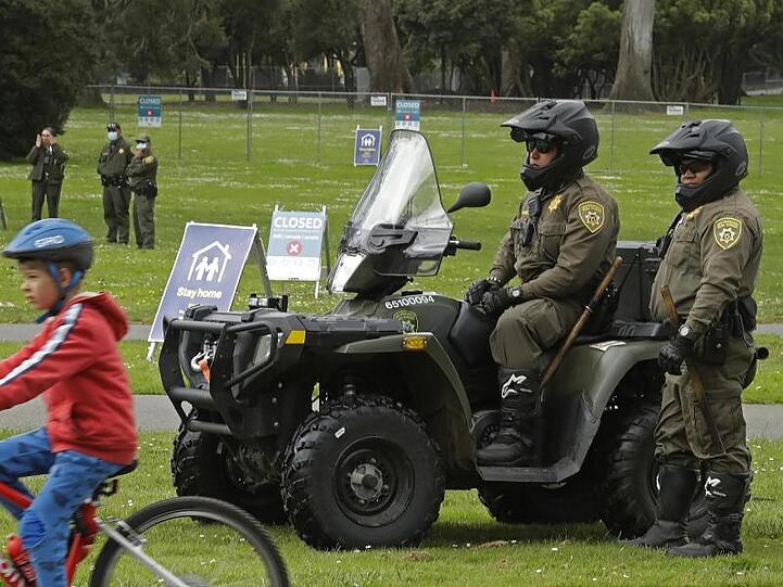Park Ranger bewachen den Eingang des Golden Gate Parks.