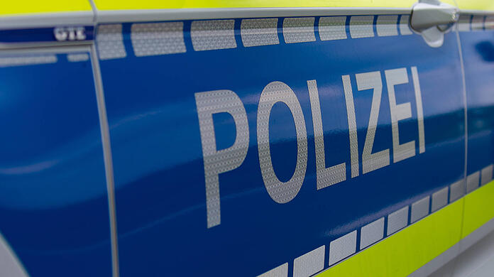 Zwei junge Männer wurden von Zivilbeamten wegen überhöhter Geschwindigkeit und Beamtenbeleidigung angezeigt. (Symbolbild)