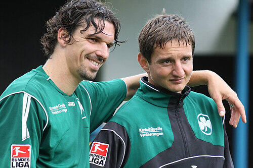 Wachablösung: Asen Karaslavov (rechts) beerbt wohl Marino Biliskov, weil Trainer Benno Möhlmann endlich eine stabile Abwehr sehen will.
