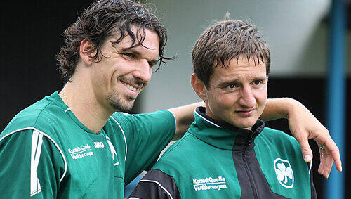 Wachablösung: Asen Karaslavov (rechts) beerbt wohl Marino Biliskov, weil Trainer Benno Möhlmann endlich eine stabile Abwehr sehen will. Wachablösung: Asen Karaslavov (rechts) beerbt wohl Marino Biliskov, weil Trainer Benno Möhlmann endlich eine stabile Abwehr sehen will.