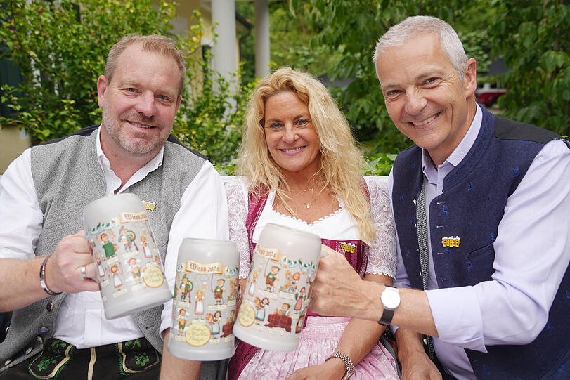 v.l  Andreas Maisberger (Geschäftsführer des Vereins Münchner Brauereien), Hofbräukeller-Chefin Silja Schrank-Steinberg, Hofbräu-Chef Dr. Michael Möller