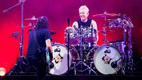 Als dieses Bild entstand, war die Rock-Welt zwischen Josh Freese (r.) und Dave Grohl noch in Ordnung.