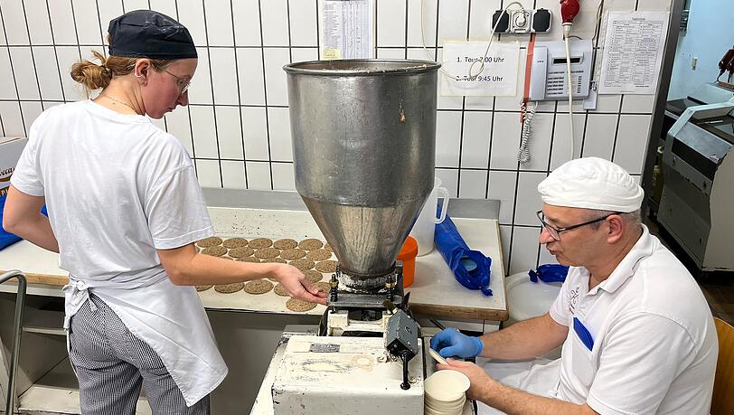 Mit einer Trittmaschine stellen Produktionsleiter Frank Schmahl und Stellvertreterin Lisa Zwickel Elisenlebkuchen her. Mit einer Trittmaschine stellen Produktionsleiter Frank Schmahl und Stellvertreterin Lisa Zwickel Elisenlebkuchen her.