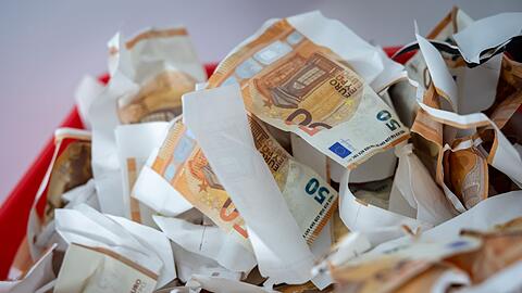 Beim Anfassen von Bl&uuml;ten merkt man den Unterschied zu echten Banknoten. (Archivbild)