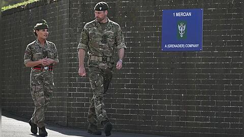 Prinz William unterh&auml;lt sich mit Frau Hauptmann Maria Bell, Leiterin des Mercian Female Network, &uuml;ber ihre Erfahrungen als Frau in der Armee.