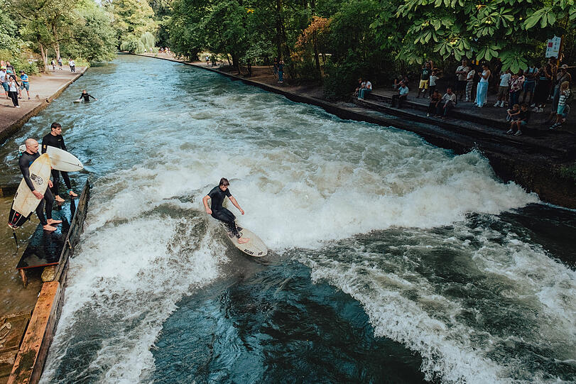 Halb Gischt, halb Welle: Der Eisbach am Haus der Kunst ist derzeit h&auml;ufig nur auf der linken Seite surfbar.