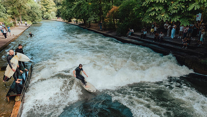 Halb Gischt, halb Welle: Der Eisbach am Haus der Kunst ist derzeit h&auml;ufig nur auf der linken Seite surfbar.
